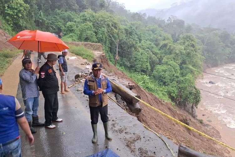 Dari Tepi Jurang Jalan Longsor, Bupati Lebong Mohon Bantuan Presiden