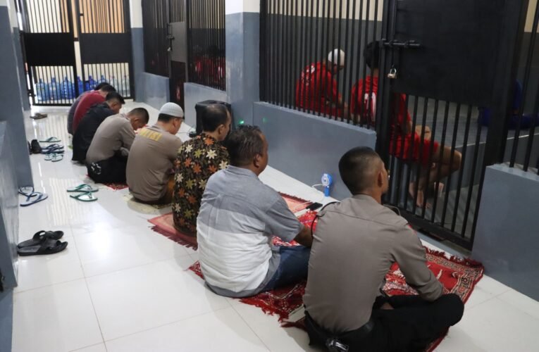 Anggota Polresta Cilacap Sholat Jumat Bersama Puluhan Tahanan Di Rutan Polresta Cilacap