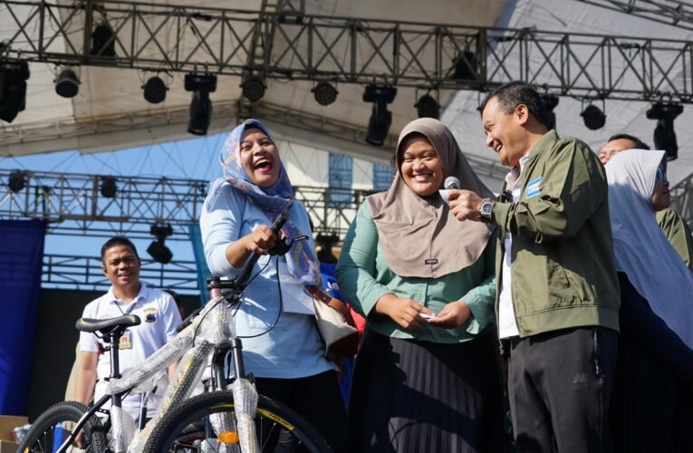 Irjen Pol Ahmad Luthfi Bagi Sembako Dan Pengobatan Gratis di Gerak Jalan Sehat Tumang Fair 2024