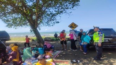 Polresta Cilacap melaksanakan Patroli Dialogis di Pantai Teluk Penyu Cilacap