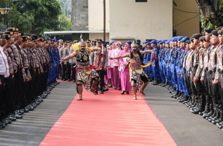 Tradisi Pedang Pora Warnai Penyambutan Kapolda Jateng; Semangat Baru Dalam Melayani Masyarakat